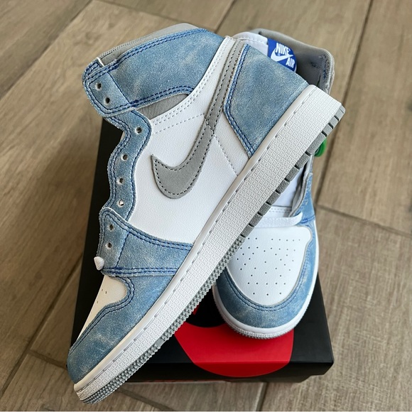 AIR JORDAN 1 HIGH OG GS "HYPER ROYAL" - Picture 4 of 9